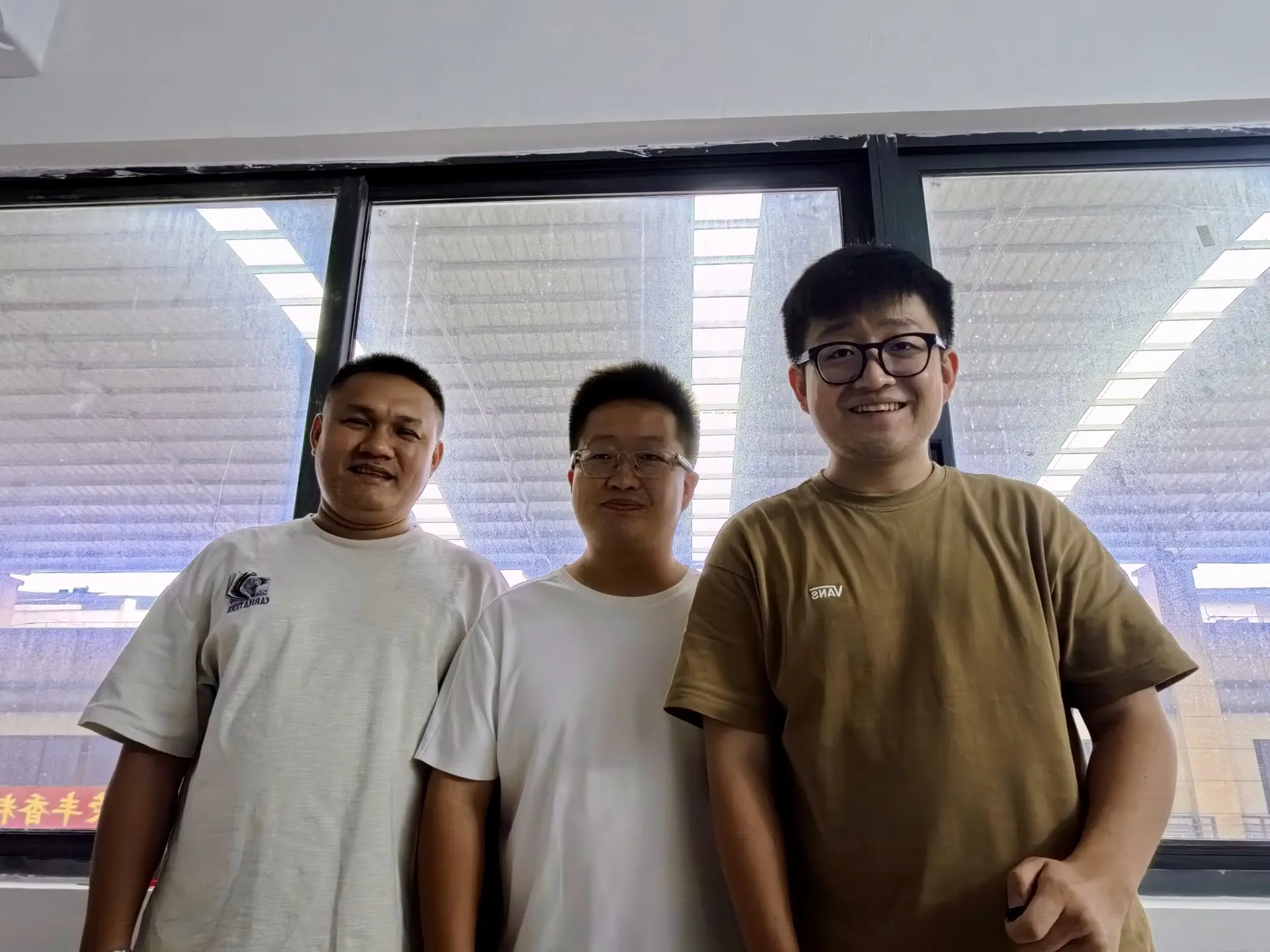 Miembros del equipo de Guangxi Xiangbaiji en el almacén de especias de Yulin