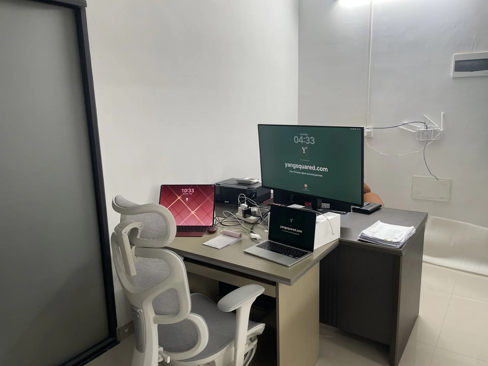 Escritorio y equipo de oficina en el segundo piso de la oficina de Yulin B10-20