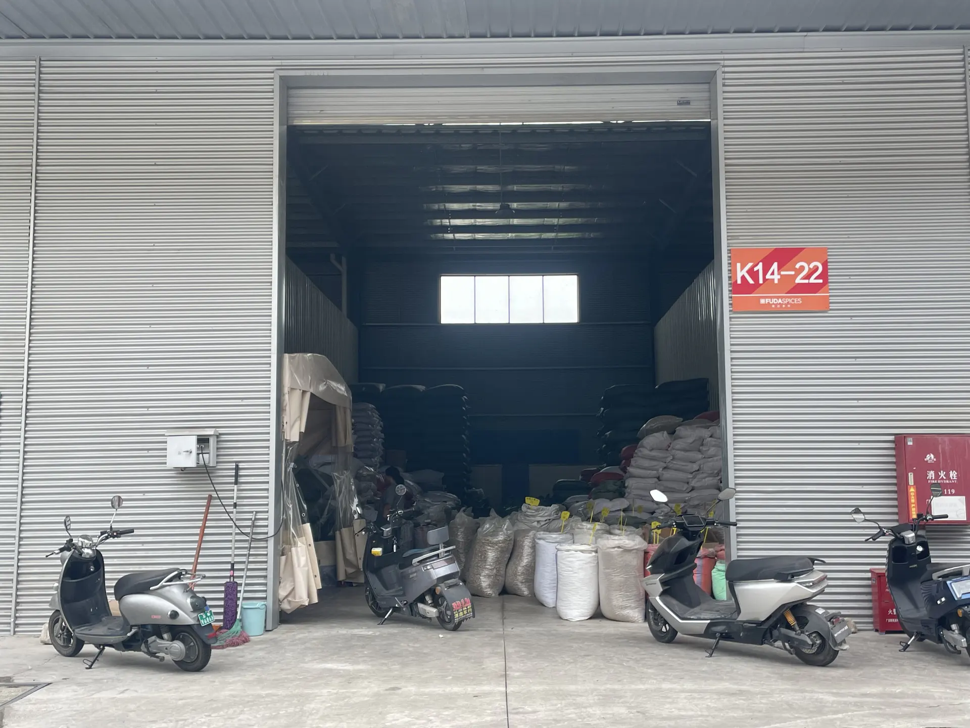 Cuatro vistas de la oficina de Guangxi Xiangbaiji en Yulin, la entrada al mercado de especias de Fuda y los almacenes próximos