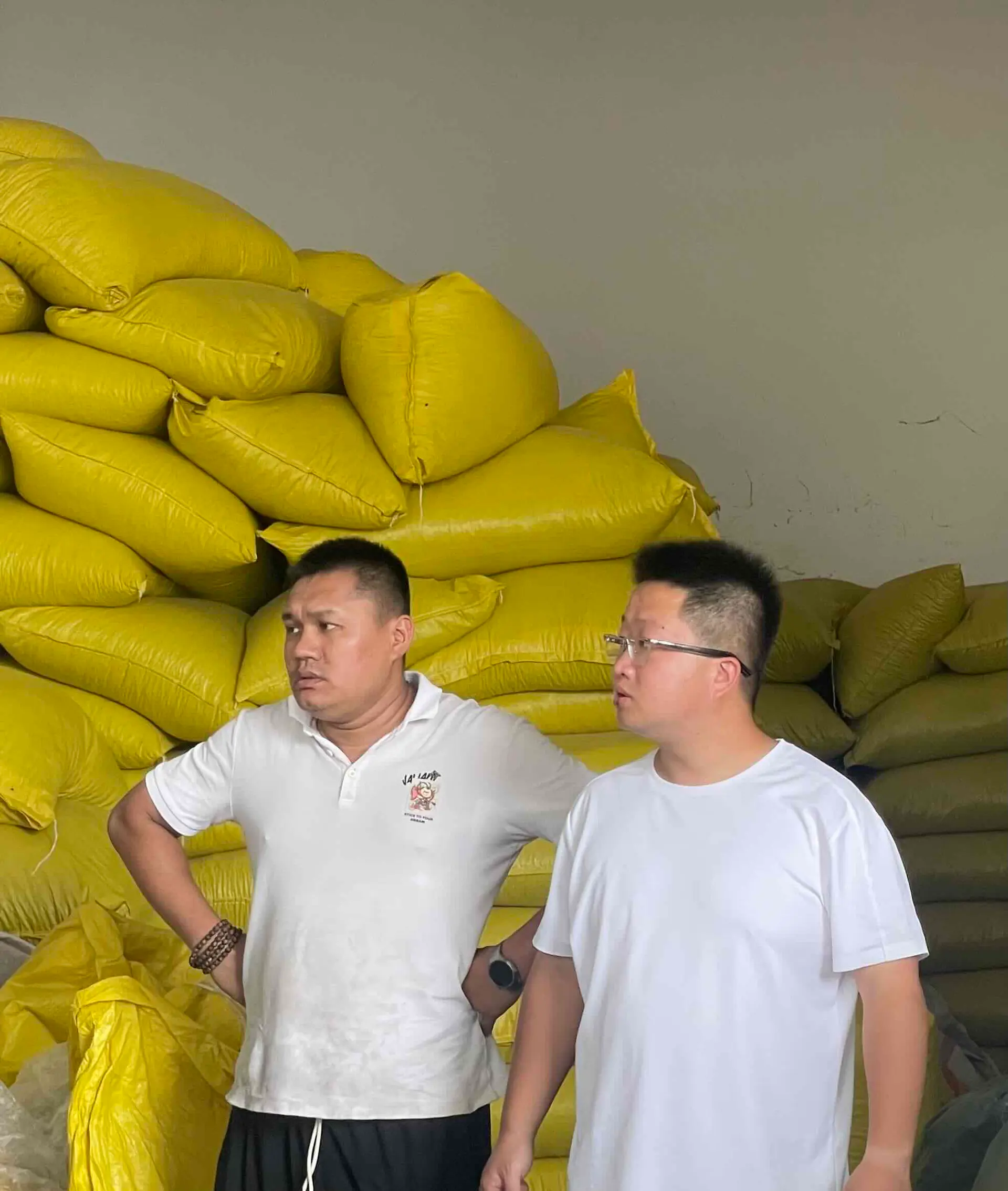 Guangxi Xiangbaiji team members in the Yulin spice stock area
